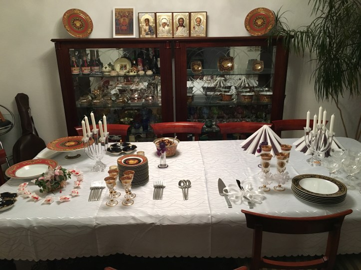 Wedding theme white purple table decoration