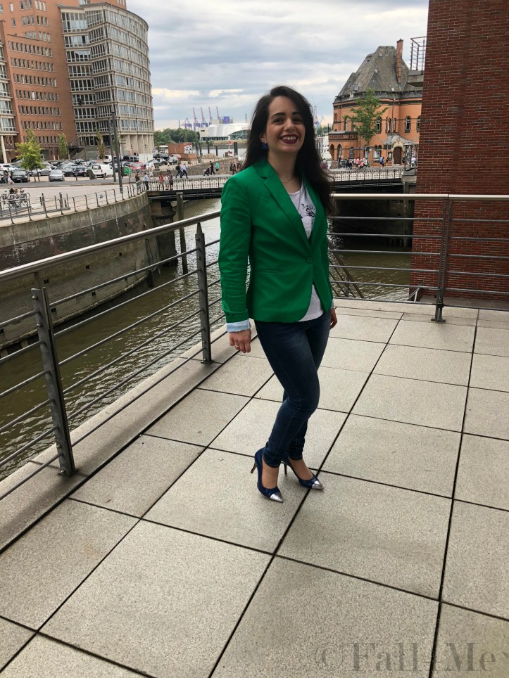 A jungle green blazer, jeans, pumps and a cool t-shirt for office in summer