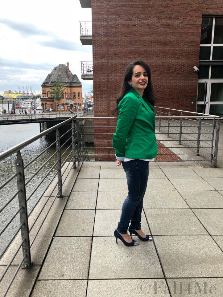 A jungle green blazer, jeans, pumps and a cool t-shirt for office in summer