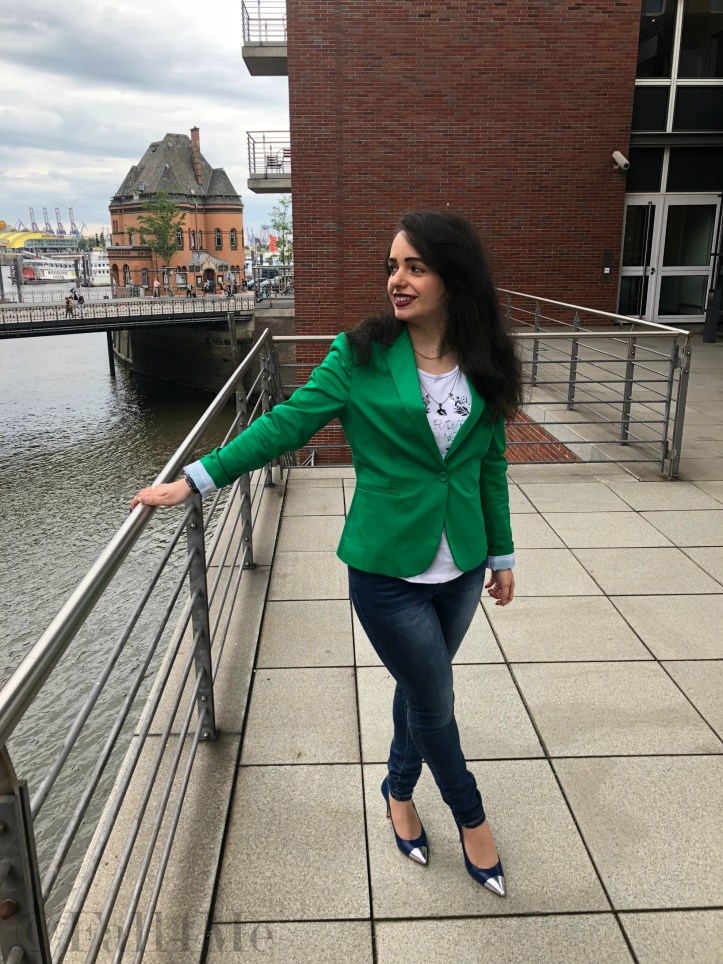 A jungle green blazer, jeans, pumps and a cool t-shirt for office in summer