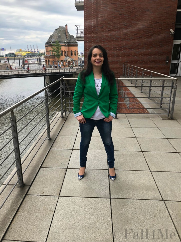 A jungle green blazer, jeans, pumps and a cool t-shirt for office in summer