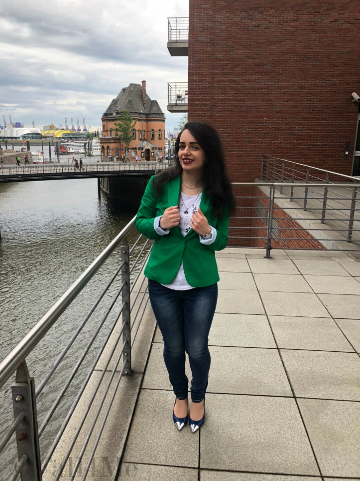 A jungle green blazer, jeans, pumps and a cool t-shirt for office in summer