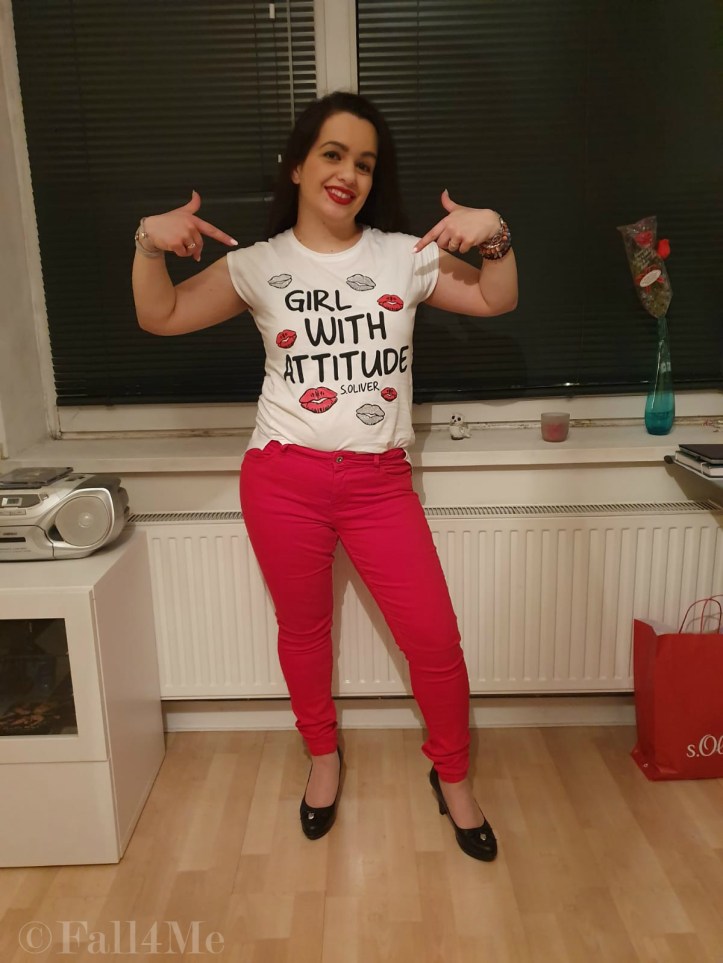 A white shirt combined with red jeans and black pumps