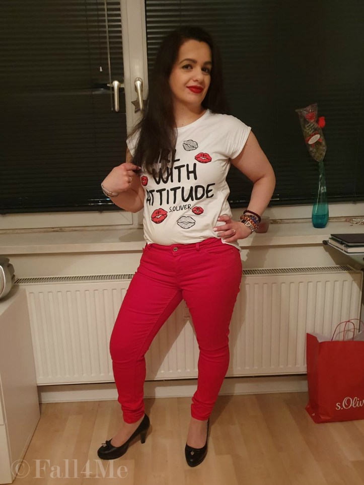A white shirt combined with red jeans and black pumps