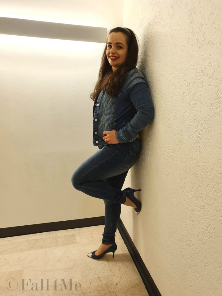 Denim on denim in different shades with silver, light grey and red lips