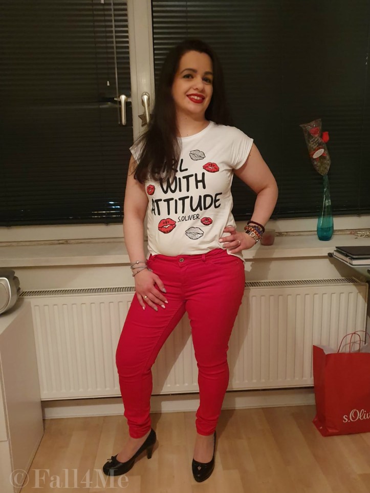 A white shirt combined with red jeans and black pumps