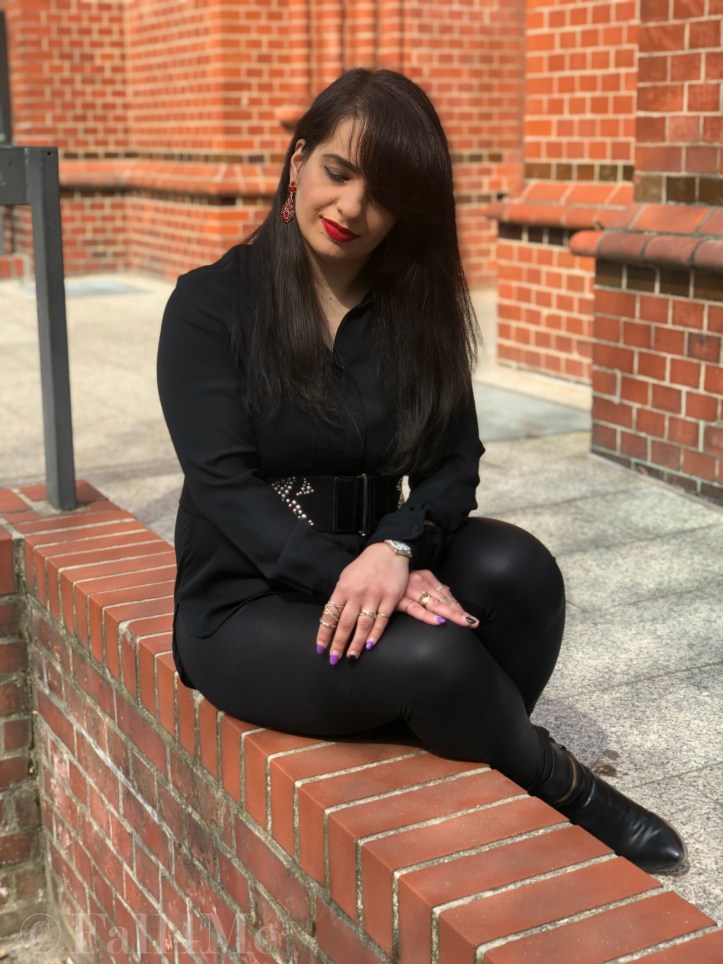 Black with red accents transparent and rocky, that's the Victorian Romance