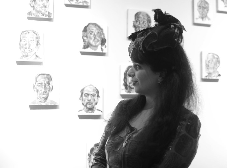 A purple outfit shade in shade by Liz Malraux with black contrasts.