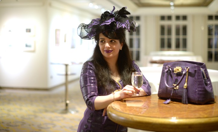 A purple outfit shade in shade by Liz Malraux with black contrasts.