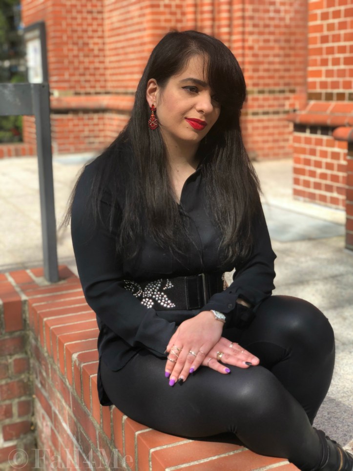 Black with red accents transparent and rocky, that's the Victorian Romance