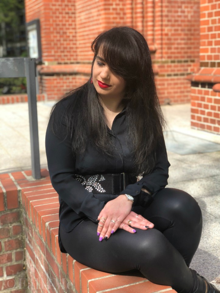 Black with red accents transparent and rocky, that's the Victorian Romance