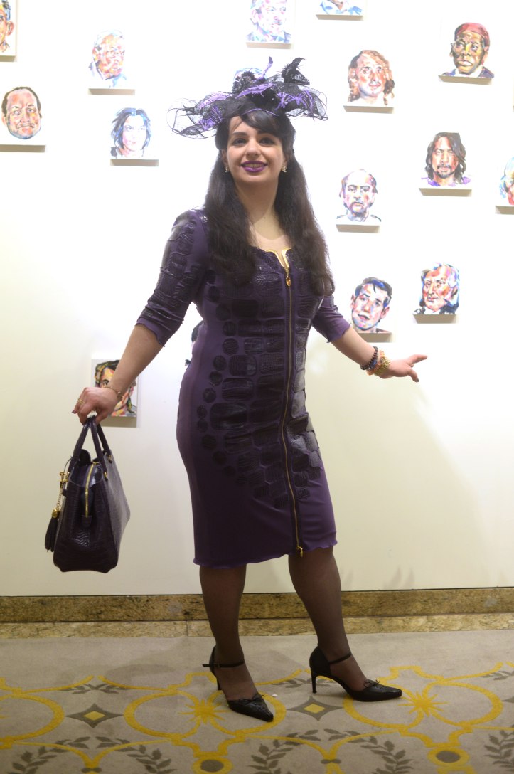 A purple outfit shade in shade by Liz Malraux with black contrasts.