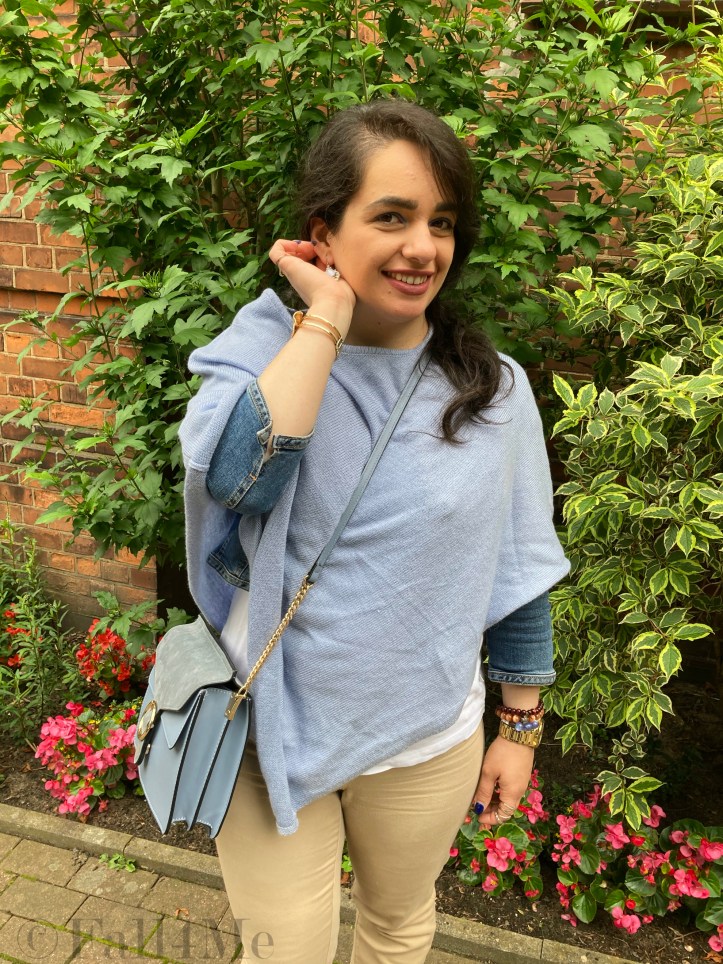 Casual elegance of the early 2000s: a beige pants combined with bluey-grey high heels and a poncho for fresh summer days.