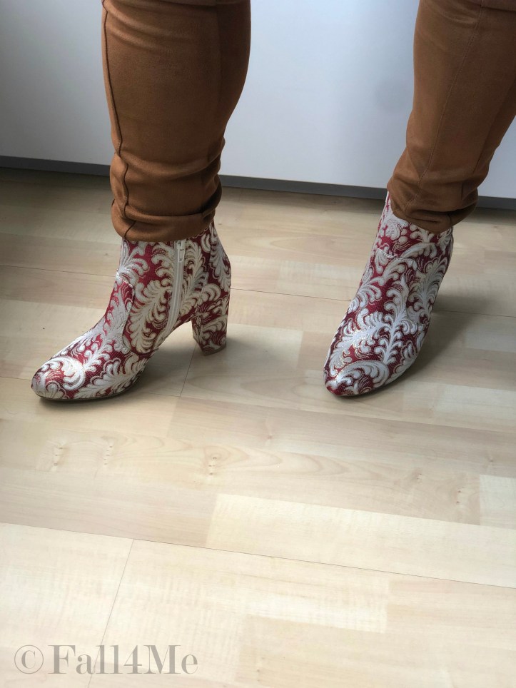 The Gipsy style of 2020: fringes, shades of cognac with white and dark red.