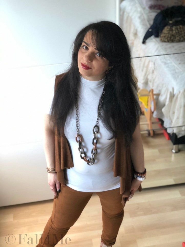 The Gipsy style of 2020: fringes, shades of cognac with white and dark red.