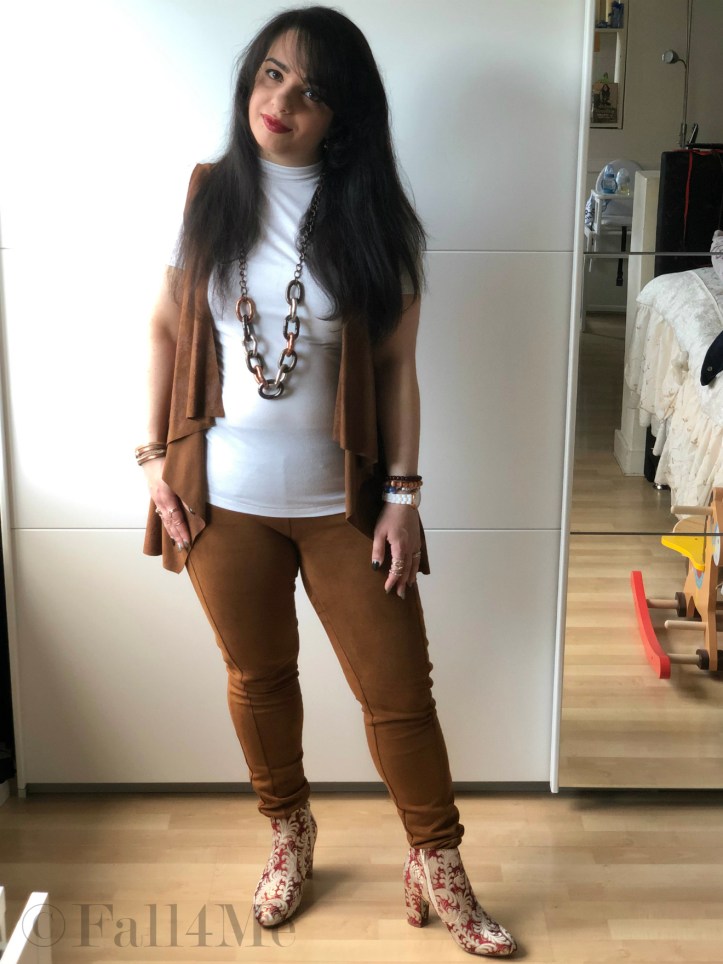 The Gipsy style of 2020: fringes, shades of cognac with white and dark red.