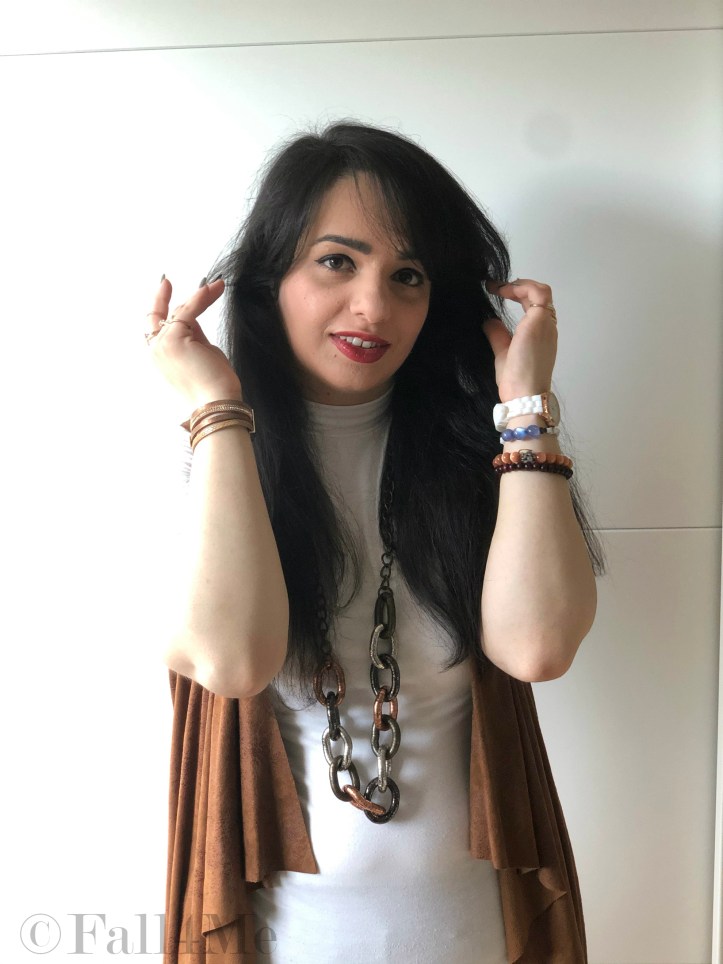 The Gipsy style of 2020: fringes, shades of cognac with white and dark red.