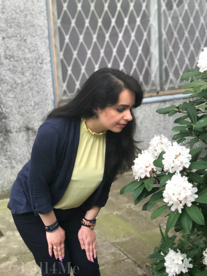 A classy elegant look in navy and lemon with flowers decorated