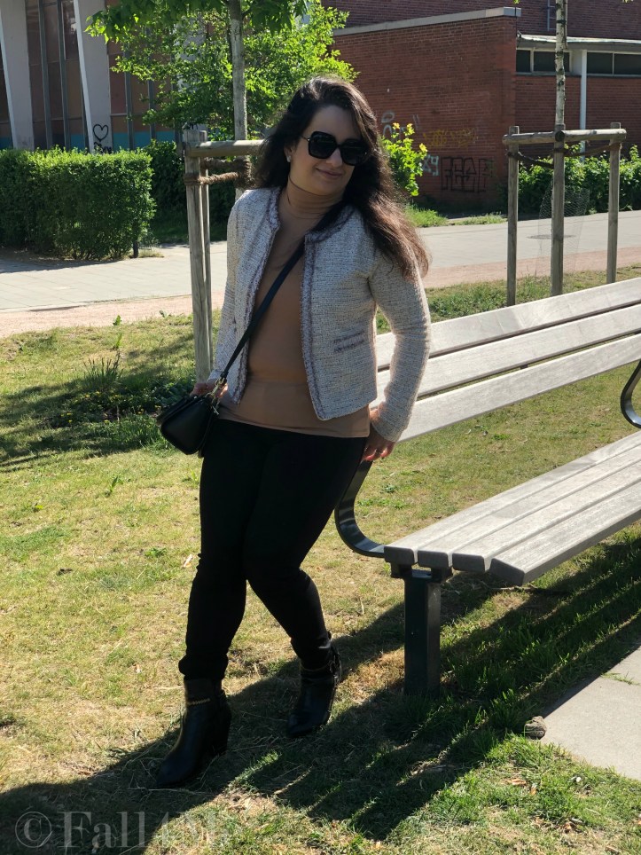 Beige on top combined with black on the bottom. On the focus, the French tweed blazer.