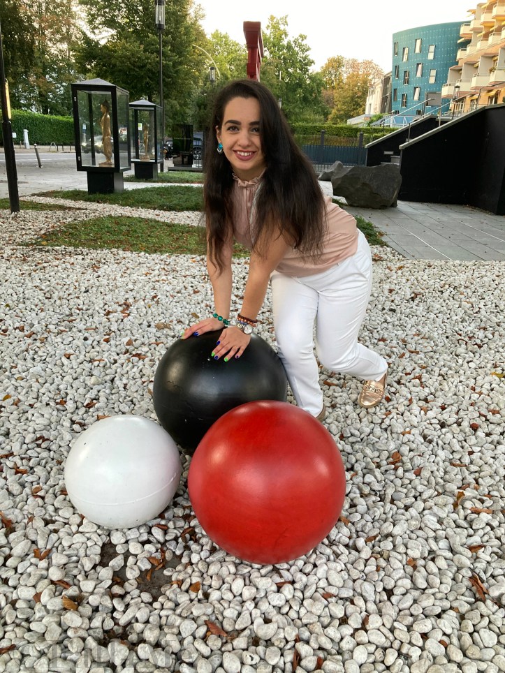 Soft rose combined with white and petrol-colored accents.