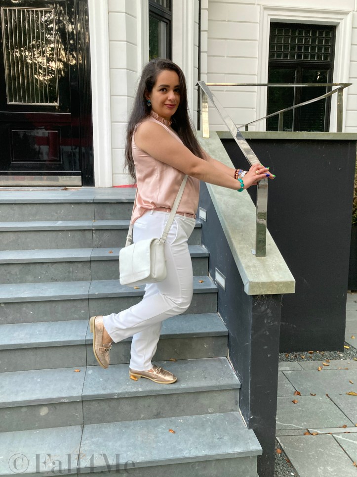 Soft rose combined with white and petrol-colored accents.