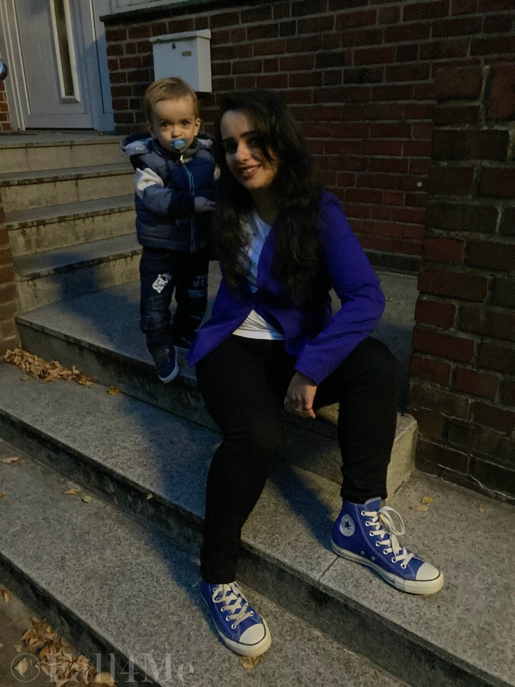 Classic blue on the focus combined with black and white.