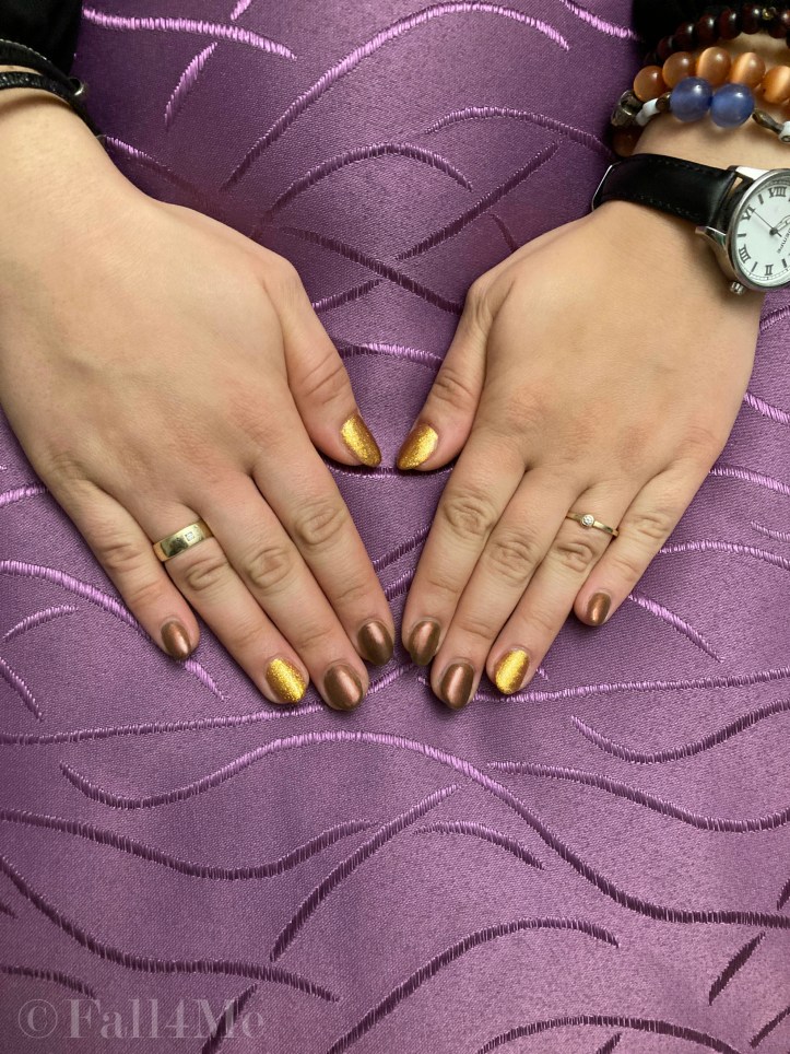 Gel nails in glittery brown and caramel.