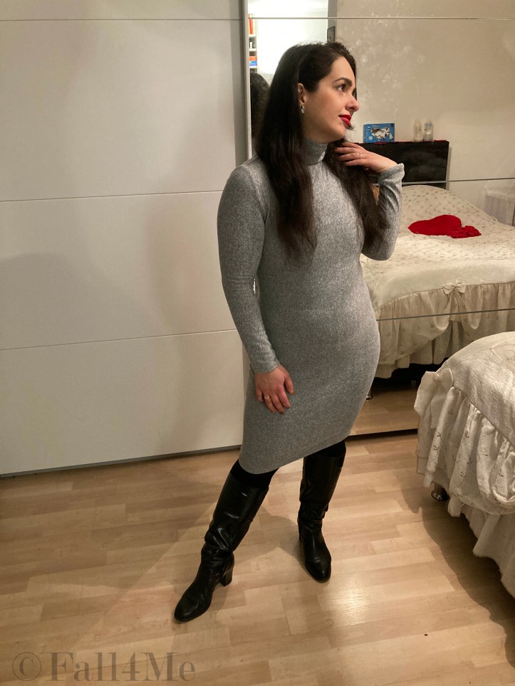 Cozy knit dresses are combined with boots this autumn. The day-clutch makes the look complete.