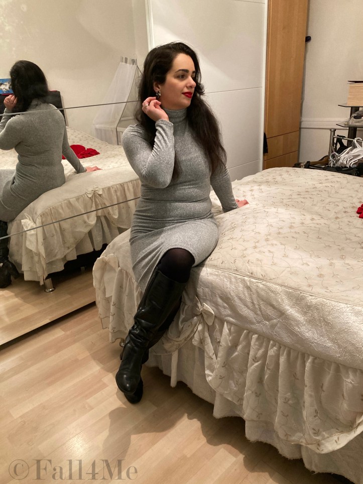 Cozy knit dresses are combined with boots this autumn. The day-clutch makes the look complete.