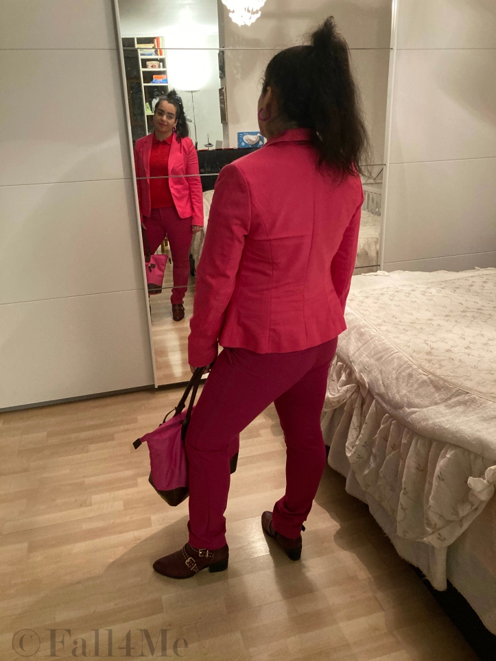 A pink colored out of office look with a red polo-shirt and ankle boots with kitten heels.