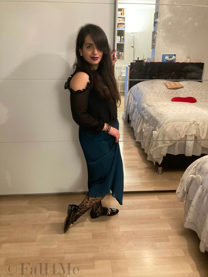 The cold shoulder, plssee-styles with lace and leather, loafers, damped colors and dark berry lips are the trends of autumn.