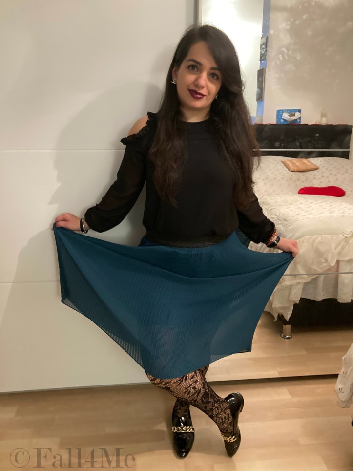 The cold shoulder, plssee-styles with lace and leather, loafers, damped colors and dark berry lips are the trends of autumn.