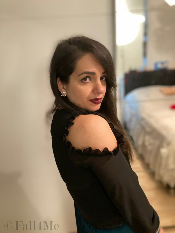 The cold shoulder, plssee-styles with lace and leather, loafers, damped colors and dark berry lips are the trends of autumn.