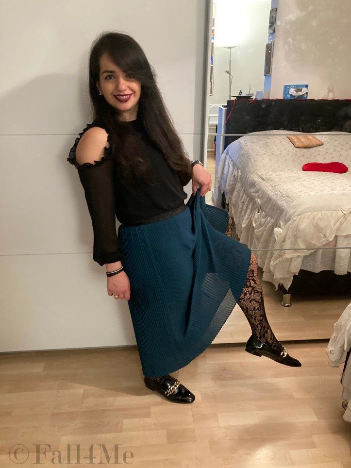 The cold shoulder, plssee-styles with lace and leather, loafers, damped colors and dark berry lips are the trends of autumn.