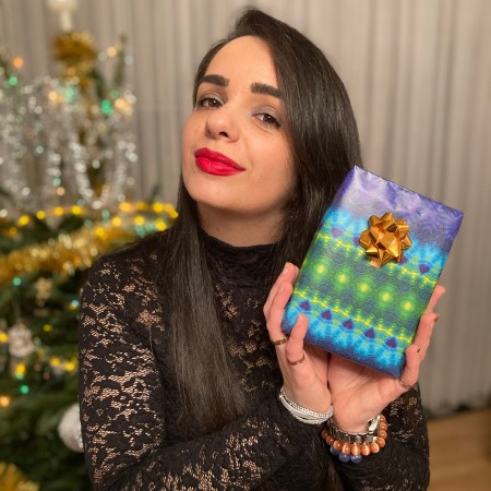 The Christmas-style 2020 is glittery sparking silver with red accents and black contrasts on clothes and make-up.