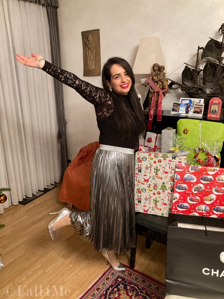 The Christmas-style 2020 is glittery sparking silver with red accents and black contrasts on clothes and make-up.