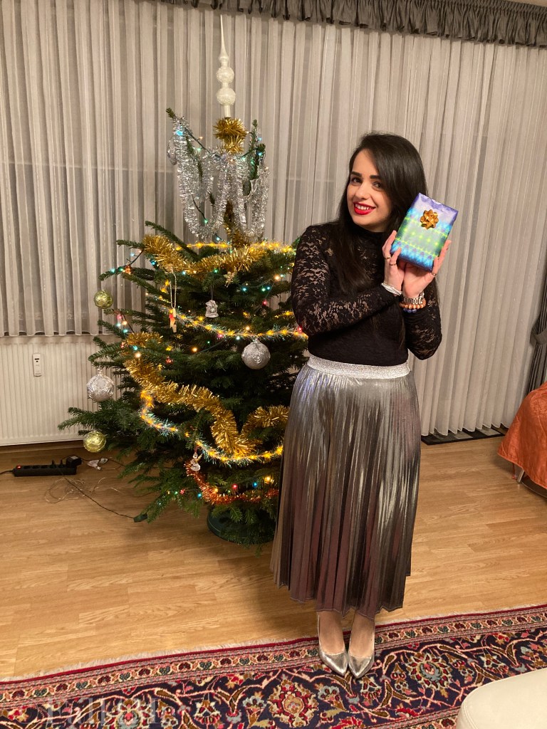 The Christmas-style 2020 is glittery sparking silver with red accents and black contrasts on clothes and make-up.