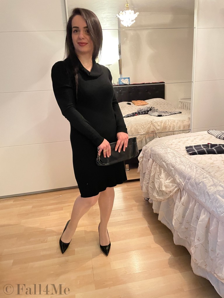 A black fine-knit dress in black with pumps.