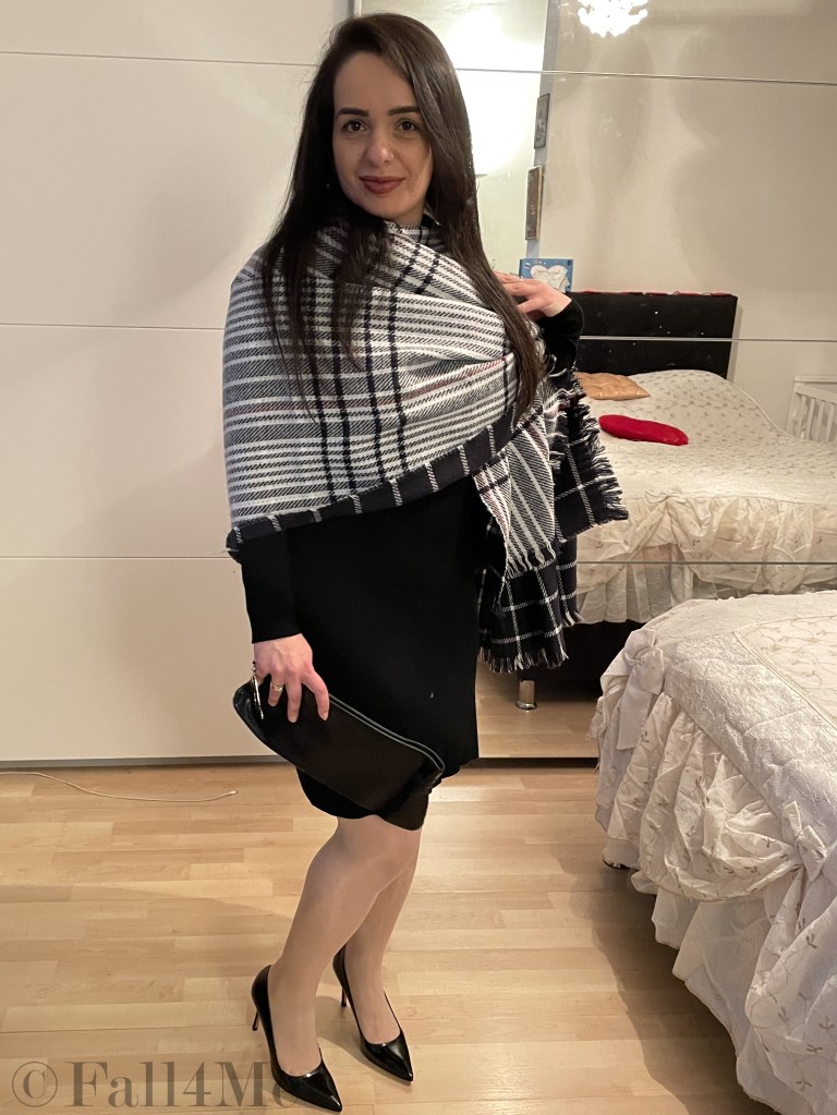 A black fine-knit dress in black with pumps.