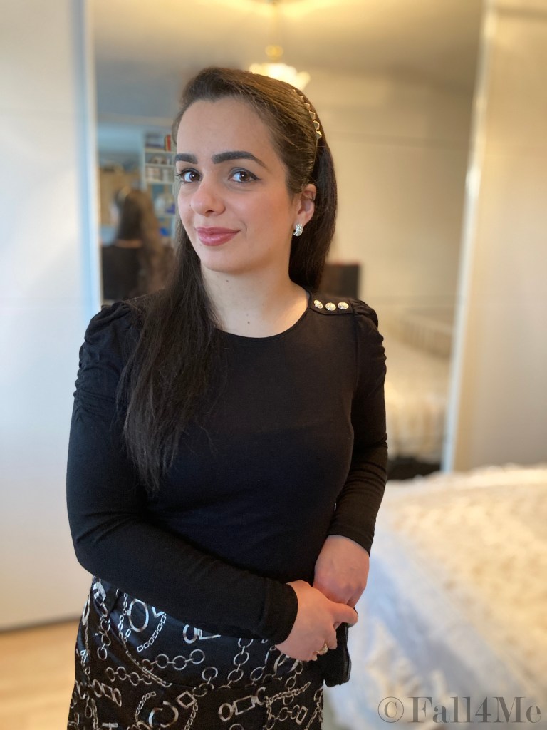 A skirt with volants conjured to a trendy spring-dress.