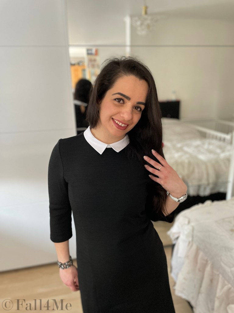 Casual elegance with mocassins, a statement collar and a comfortable dress.