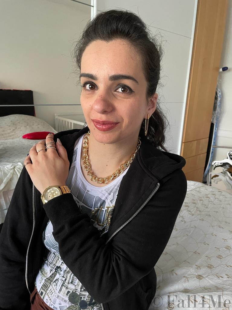 College-style combined with chain-jewelry.