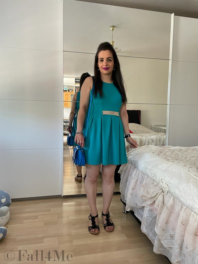 A mini-dress with a dancing skirt in the new beige blue.