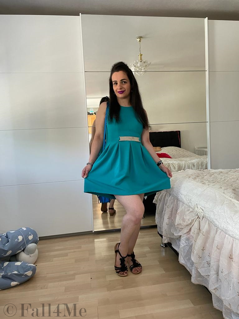 A mini-dress with a dancing skirt in the new beige blue.