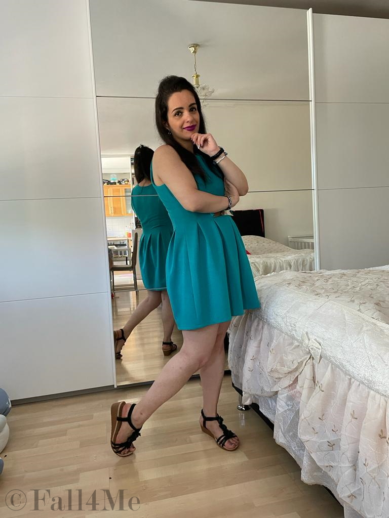 A mini-dress with a dancing skirt in the new beige blue.