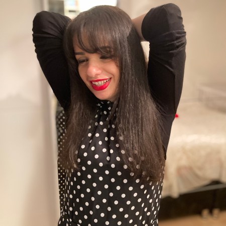 A wide maxi trend dress with polka dots combined in black and white with red lips.