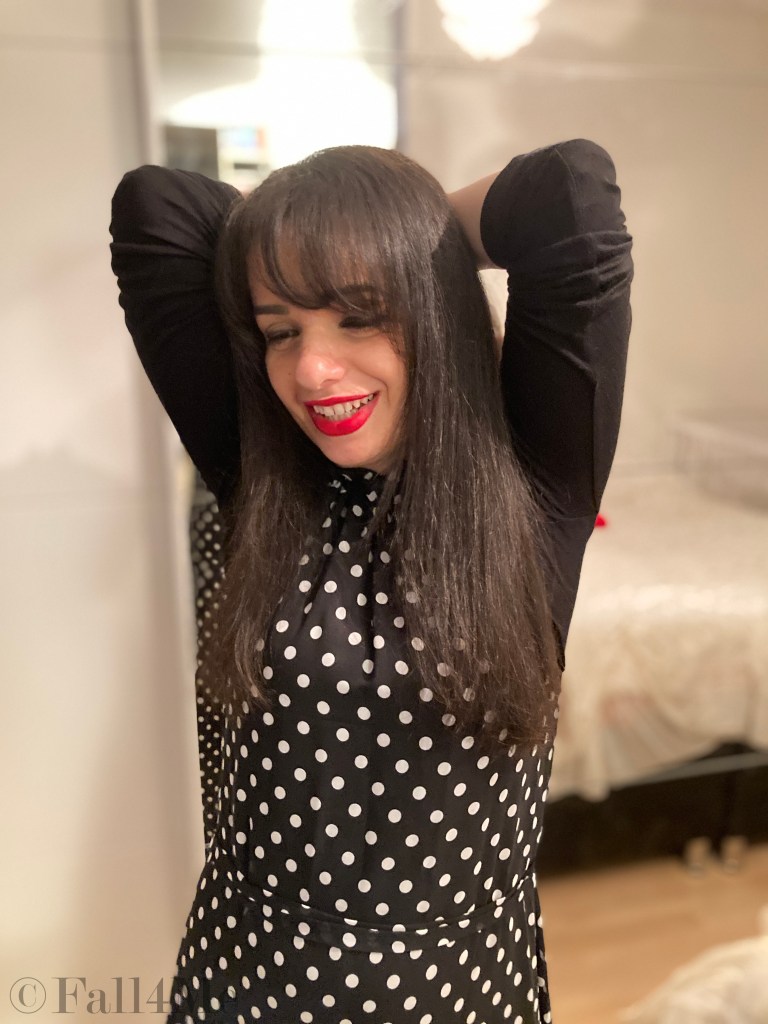 A wide maxi trend dress with polka dots combined in black and white with red lips.