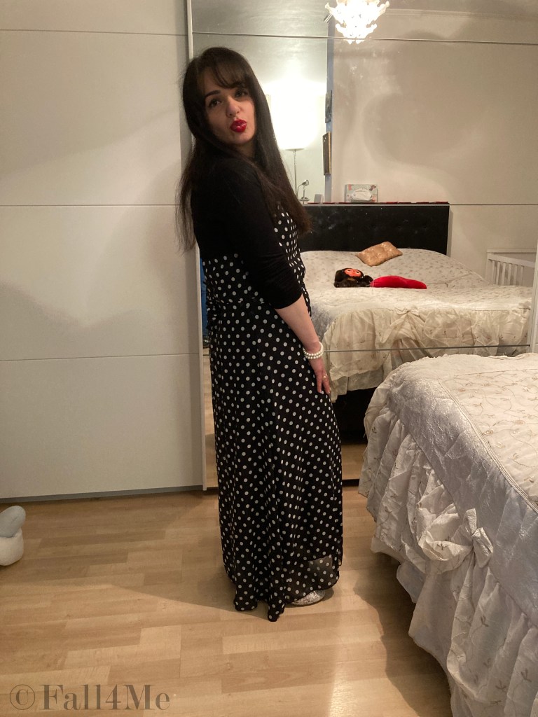 A wide maxi trend dress with polka dots combined in black and white with red lips.