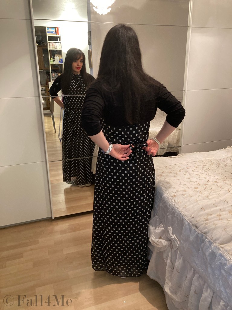 A wide maxi trend dress with polka dots combined in black and white with red lips.