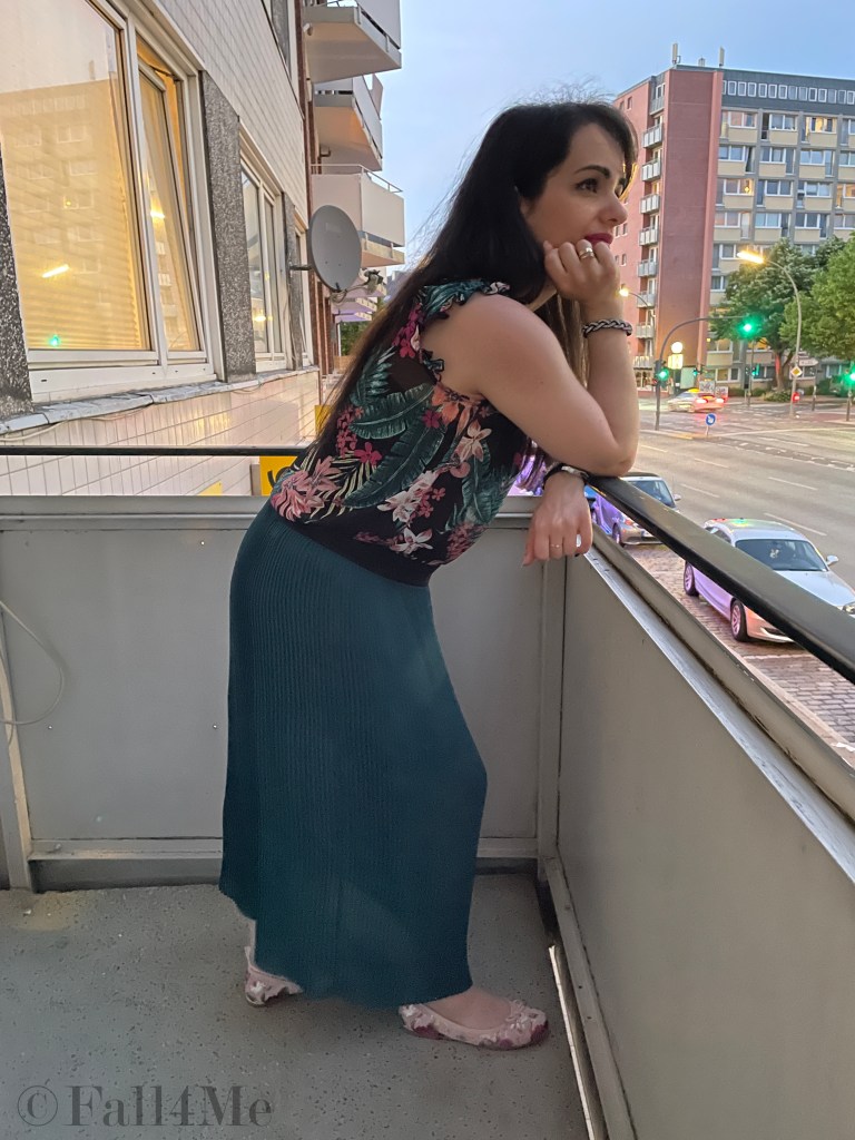 Spring feelings in summer with transparent clothes, floral print and a maxi pleated skirt.